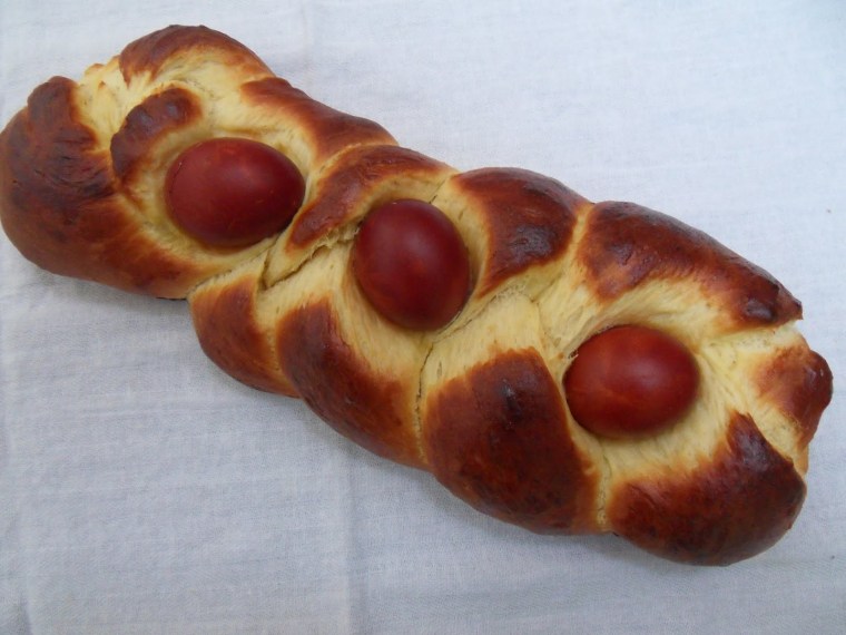 miche de pain et oeuf de pâques, tradition bulgare