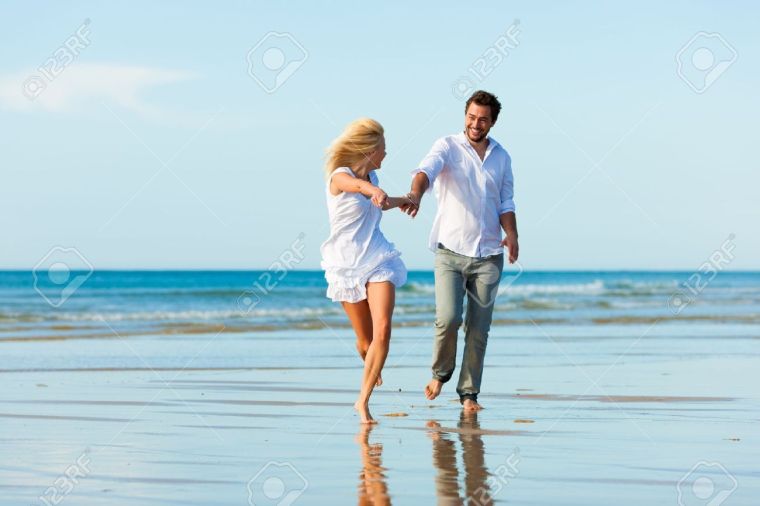 amoureux avec tenue blanche assortie à la plage