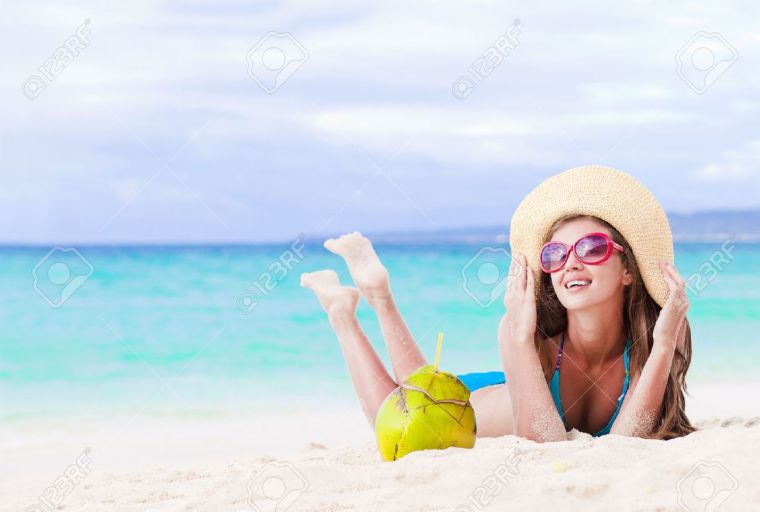 femme avec chapeau de plage en paille à la plage