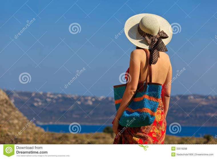 femme avec joli sac de plage