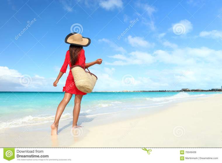 femme avec tenue et sac de plage